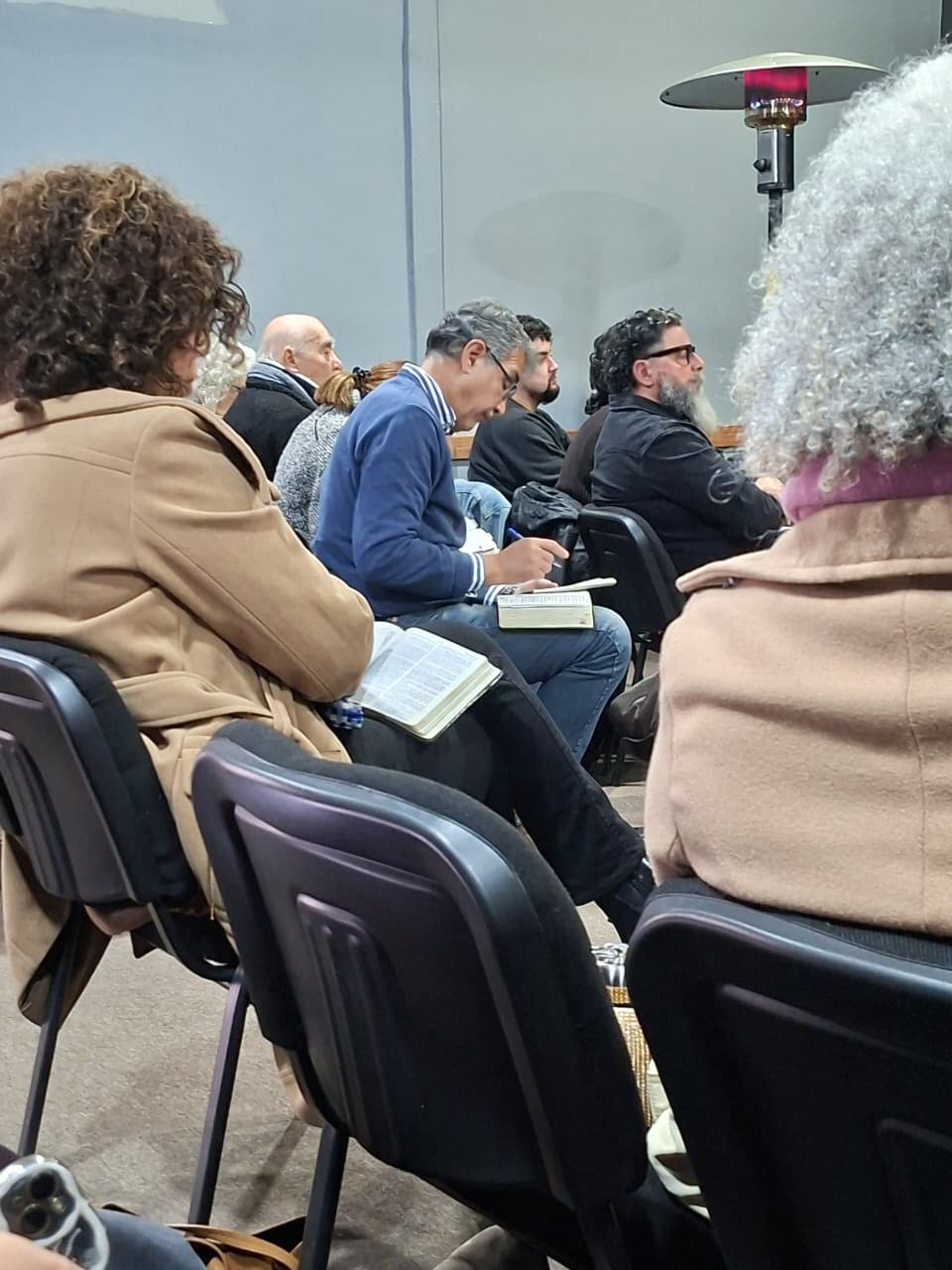 La comunidad reunida en adoración